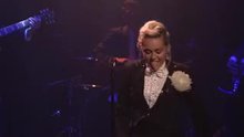 Miley Cyrus surprises the crowd