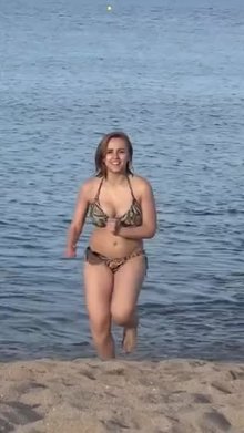 Hannah Witton tits bouncing at beach